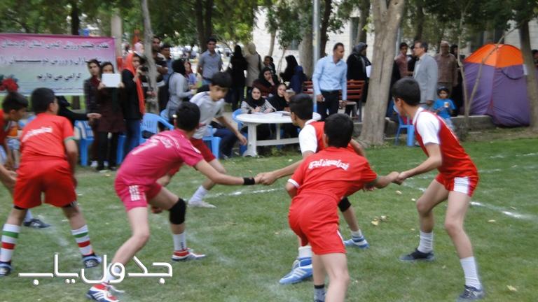 بازی محلی کبدی با یک پا به چه صورت انجام می شود؟