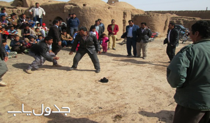 بازی محلی کلاه بازی به چه صورت انجام می شود؟