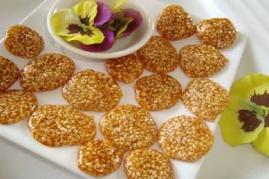 طرز تهیه سوهان کنجدی به روشی فوق العاده آسان